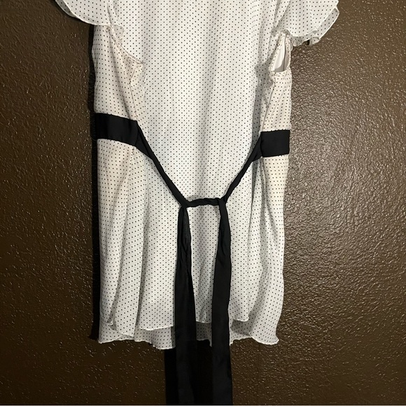 White Short Sleeve Vneck Shirt with Black Polka Dots, Tie in Back, Size 3X - Picture 5 of 6